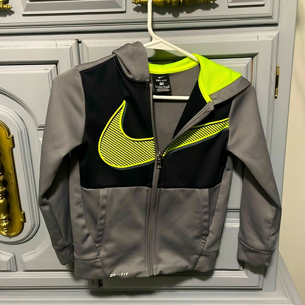 Kid’s Nike DRI-FIT 6 medium
